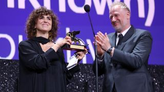 &bdquo;Woman Unknown&rdquo; a c&acirc;știgat Leul de Aur. Prima reacție a Roxanei Voloșeniuc, redactor șef Elle Rom&acirc;nia, prezentă la Festivalul de Film de la Veneția 2026: &bdquo;Este extraordinar&rdquo;