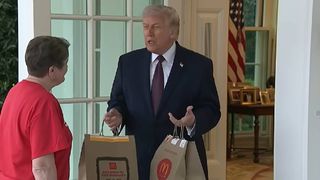 Donald Trump și-a comandat m&acirc;ncare de la McDonald&rsquo;s &icirc;n timpul conferinței de presă și a vorbit despre criza din Ormuz