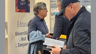 Ilie Bolojan s-a camuflat și a vizitat Târgul de Carte Gaudeamus: ce cărți a răsfoit premierul