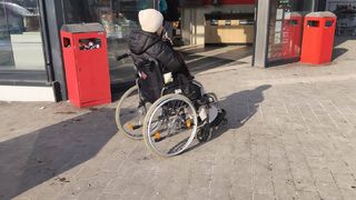 T&acirc;nără de 25 de ani, cerșetoare &icirc;n Iași cu cazare de lux, telefon de ultimă generație și deplasări cu Uber