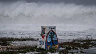 Super-taifunul Bavi mătură insulele din Oceanul Pacific cu v&acirc;nt și de 290 de km/h. Locuitori baricadați &icirc;n case, zborurile complet anulate
