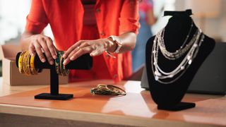 Influencerița rom&acirc;nă de pe TikTok, care a furat o brățară Louis Vuitton de 36.500 de euro, se credea &bdquo;Angelina Jolie de Rom&acirc;nia&rdquo;