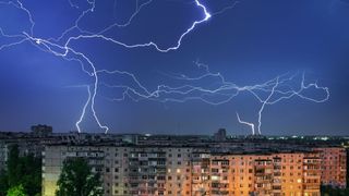 &bdquo;Evitați deplasările și luați măsuri de adăpostire&rdquo;. Mesaj RO-Alert și cod portocaliu de ploi de p&acirc;nă la 40 l/mp și furtuni