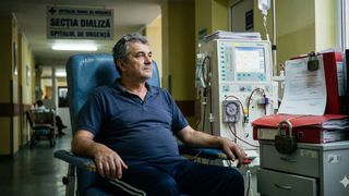 Cum este pusă &icirc;n pericol viața pacienților dependenți de dializă prin blocarea unor licitații suspecte. Explicațiile oferite de spitalele implicate &icirc;n achiziții