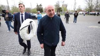 Mesajul dintr-un singur cuv&acirc;nt scris de Traian Băsescu pe coroana depusă la catafalcul lui Mircea Lucescu