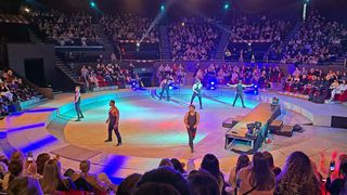 Striptease cu tricolorul la Circul de Stat din București. Preludiu, excitare, delir: &bdquo;Cum e Rom&acirc;nia acum?&rdquo;