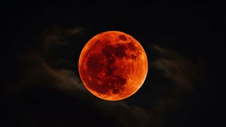 Eclipsa &bdquo;Luna S&acirc;ngerie&rdquo; va avea loc &icirc;n noaptea aceasta și va fi vizibilă și din Rom&acirc;nia. Destinațiile unde poți organiza o escapadă pentru a o vedea