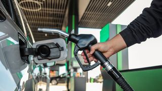 Benzina și motorina s-au scumpit ușor, joi, 30 aprilie 2026. C&acirc;t costă un litru de carburant &icirc;n București, Cluj-Napoca, Timișoara, Iași și Constanța