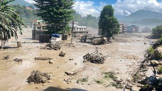 Un tată sărac din Nepal a &icirc;mprumutat 13 dolari și a plecat pe jos &icirc;n zonele devastate de ape să-și caute fiul