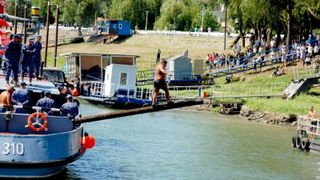 Un bărbat a c&acirc;știgat concursul &bdquo;porcul la școndru&rdquo; și a traversat b&acirc;rna &icirc;nclinată unsă cu vaselină, &icirc;ntr-o tradiție marinărească, la Brăila