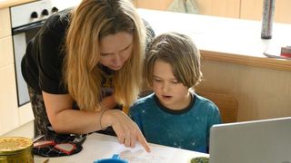 Doi părinți din Vașcău au ales homeschooling-ul și riscă &icirc;nchisoarea pentru că nu și-au trimis cei trei copii la școală
