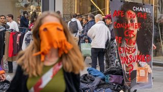 Prada, Zara și Chanel, lovite grav de noile reguli UE: nu mai au voie să-și distrugă sutele de mii de tone de haine nev&acirc;ndute