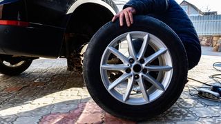 Cum a rămas Liana fără o roată pe autostrada spre Sibiu: &bdquo;Ce naiba se aude?&rdquo; Greșeala pe care o fac 90% dintre vulcanizări