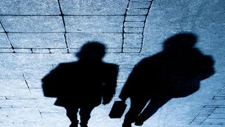 Cum au inventat doi soți din Satu Mare o rețea de spionaj pentru a stoarce zeci de mii de euro de la rom&acirc;nii creduli. Victimele făceau &bdquo;filaje&rdquo; &icirc;n parcări și &icirc;n fața unor instituții publice