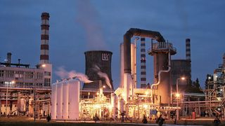 Ce opțiuni are România pentru rafinăria Petrotel și benzinăriile Lukoil. SOCAR, posibil cumpărător într-o vânzare viitoare