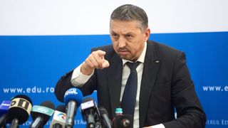 Cele 10 păcate ale fostului ministru Daniel David. Cum a reușit oficialul să devină, &icirc;ntr-un singur an de mandat, cel mai mare dușman al profesorilor