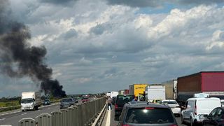 Un camion a intrat pe contrasens și a luat foc, pe A3 București-Ploiești. Trafic blocat și un nor imens de fum