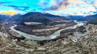China ridică cel mai mare baraj din lume, de 168.000.000.000 de dolari, la 4.500 de metri altitudine, &icirc;n Tibet. C&acirc;nd va funcționa