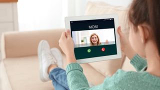 Transformările prin care trec copiii ai căror părinți muncesc &icirc;n străinătate. Psiholog: &bdquo;&Icirc;i puteți ajuta chiar și de la distanță&rdquo;