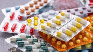 Medicamentele s-ar putea scumpi masiv &icirc;n Europa, inclusiv &icirc;n Rom&acirc;nia. Producătorii cer prețuri mai mari contra acces la noi lansări