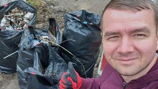 Un vasluian curăță voluntar spațiile publice din Bulgaria: &bdquo;O fac &icirc;n timp ce &icirc;mi aștept fiul cu paralizie cerebrală să iasă de la recuperări&rdquo;