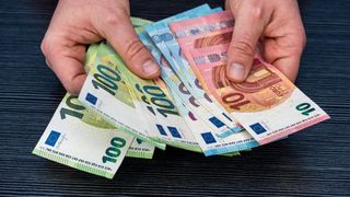 Un muncitor a găsit 23.000 de euro pe stradă, i-a returnat proprietarului, dar a rămas dezamăgit de recompensa primită: &bdquo;Ce glumă&rdquo;