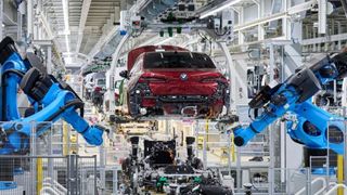 Revizia auto s-a scumpit cu peste 100% &icirc;n 10 ani. C&acirc;t costă acum la Logan, Corolla și BMW Seria 5