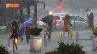 Prognoza meteo AccuWeather pe 7 zile: val de ploi, furtuni și răcire bruscă &icirc;n Rom&acirc;nia. De duminică, vremea se strică &icirc;n toată țara