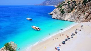 O destinație turcească preferată de rom&acirc;ni a fost desemnată de Forbes &bdquo;perfectă pentru turiștii care caută soare &icirc;n lunile de toamnă&rdquo;