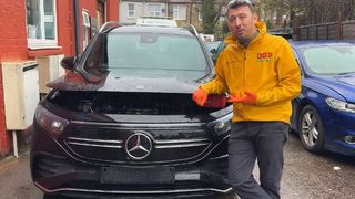 Un mecanic rom&acirc;n a scos bateria unui Mercedes electric de 4 ori la r&acirc;nd și a descoperit secretul erorilor de soft | VIDEO