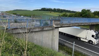 &bdquo;Dorel&rdquo; a modernizat o autostradă din Germania, apoi a &icirc;nălțat podul de deasupra și acum nici o mașină nu-l mai poate traversa. Trebuie demolat