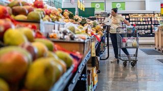 Salariată la supermarket &icirc;n Elveția, despre salariul de 4750 de euro pe lună: &bdquo;Este un salariu corect? Sincer, nu.&rdquo;