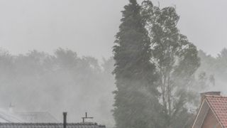 Lista localităților sub avertizare de vreme severă imediată: zonele din Rom&acirc;nia lovite de ploi și v&acirc;nt cu rafale de p&acirc;nă la 120 km/h