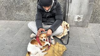 Paștele oamenilor lăsați &icirc;n voia lui Dumnezeu. Despre &Icirc;nviere cu oamenii străzii din București