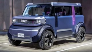 Dacia Hipster, &bdquo;o cutie cool pe roți&rdquo;, văzută pe străzi, la Paris.  Poate fi condusă de la 16 ani și va costa maxim 13.000 de euro