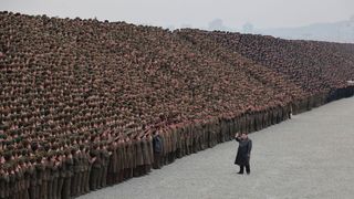 Kim Jong-un a inaugurat o mega-fermă cu sute de sere &icirc;ntinse pe 450 de hectare, construită &icirc;n 500 de zile de zeci de mii de soldați și voluntari