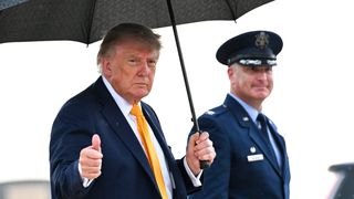 Donald Trump a cobor&acirc;t șaten din Air Force One și toată lumea se &icirc;ntreabă ce s-a &icirc;nt&acirc;mplat cu părul lui natural