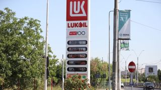 Benzina s-a ieftinit, joi, 6 august 2026. C&acirc;t costă un litru de carburant &icirc;n București, Iași, Cluj-Napoca, Timișoara și Constanța