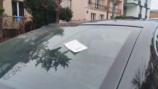 Ce este metoda &bdquo;Biletul&rdquo;, cel mai simplu truc al hoților de mașini. Cum să te protejezi