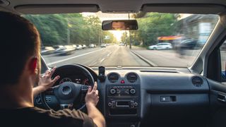 C&acirc;t costă cu adevărat să-ți conduci mașina 100 de km. Ce alte cheltuieli suporți c&acirc;nd parcurgi la volan această distanță