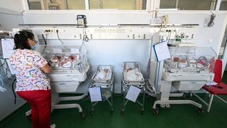 Cvadrupleți născuți prematur la Miercurea Ciuc, transferați la Maternitatea Brașov. Zeci de medici s-au mobilizat pentru a-i salva. Niciunul nu c&acirc;ntărea mai mult de 800 grame