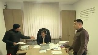 Oamenii au intrat peste primar, furioși pe taxe, &icirc;ntr-o localitate din Suceava. &bdquo;Arată m&acirc;nuța asta de domnișoară la oameni&rdquo;