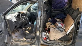 Cea mai murdară Dacie Dokker din Rom&acirc;nia, cu buturugi &icirc;n loc de suspensie, a ajuns la RAR Botoșani