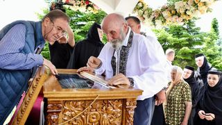 Un tată s-a &icirc;nchinat la moaștele fiicei sale, Sf&acirc;nta Elisabeta de la Pasărea, &icirc;n ziua &icirc;n care a fost canonizată oficial