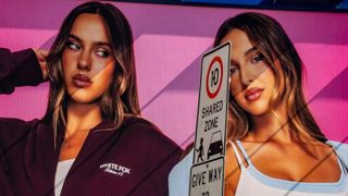 Alegerea riscantă a unui brand celebru: au pus patru dungi pe haine și le-au asortat cu adidași Adidas. Acum riscă să plătească daune uriașe