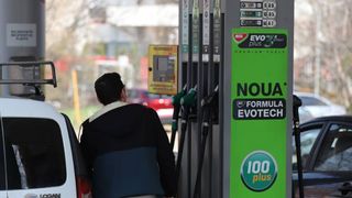 De ce nu scad mai mult prețurile la benzină și motorină: petrolul pentru Europa a ajuns la aproape 150 de dolari pe baril, peste recordul din 2008