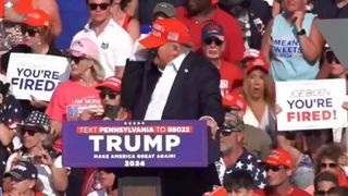 Donald Trump, care a fost scos din Washington Hotel după focurile de armă, a fost ținta a două tentative de asasinat &icirc;n 2024. La prima, glonțul i-a atins urechea