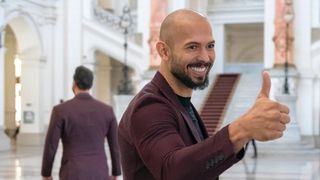 Susținătorii &bdquo;masculi alfa&rdquo; ai lui Andrew Tate s-au apucat de flotări &icirc;n stradă ca să-l scape de &icirc;nchisoare. Acum tot internetul r&acirc;de de ei