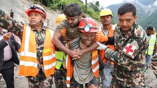 Doi muncitori au fost salvați dintr-un tunel din Nepal, după mai mult de o săptăm&acirc;nă de la inundații: &bdquo;Suntem &icirc;n țara miracolelor&rdquo;