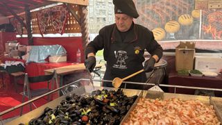 C&acirc;t costă o ciorbă pescărească lipovenească la Festivalul Pescăresc din București? O bucată de crap c&acirc;t un kilogram, &icirc;n Obor